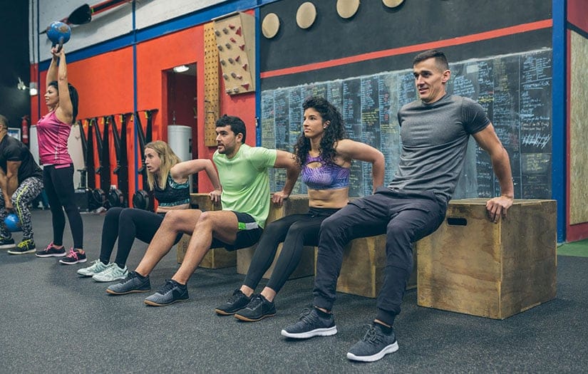 A group og men and women performing Tabata Training.