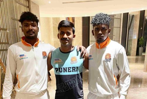 Massage Therapist Madhusudhan Gowda with Puneri Paltan players Mahindra and Abhinesh