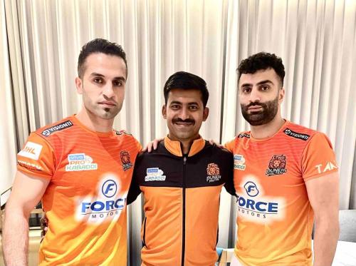 Puneri Paltan Massage therapist Madhusudhan Gowda with players from Iran Fazel Atrachali and Mohammad Nabibakhsh