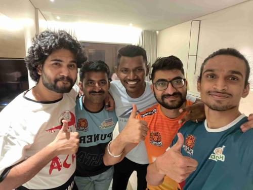 Madhusudhan Gowda with fellow support staff of Puneri Paltan