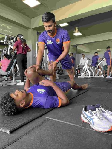 Puneri Paltan's MahindraPrasad stretching with Madhusudan Gowda.